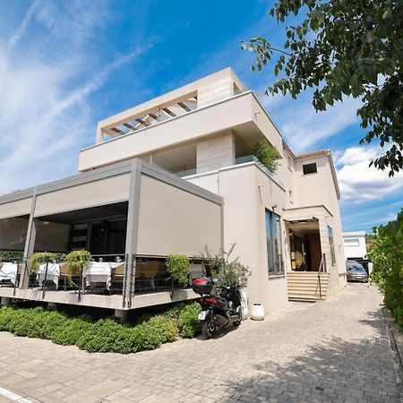 Rooms & Restaurant Matanovi Dvori Sukošan エクステリア 写真