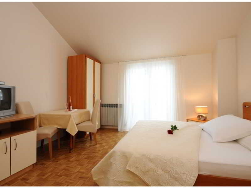Rooms & Restaurant Matanovi Dvori Sukošan エクステリア 写真