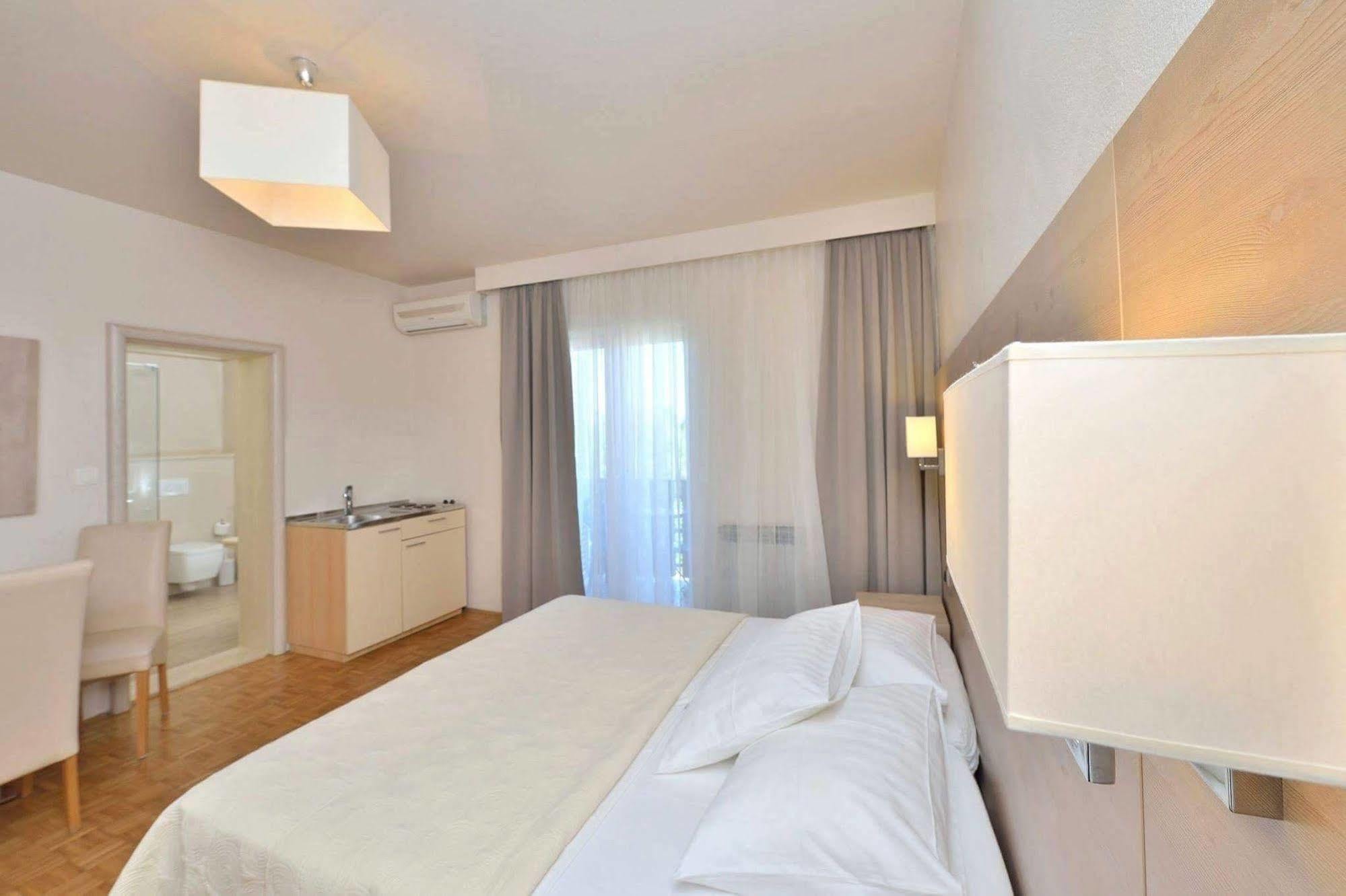 Rooms & Restaurant Matanovi Dvori Sukošan エクステリア 写真